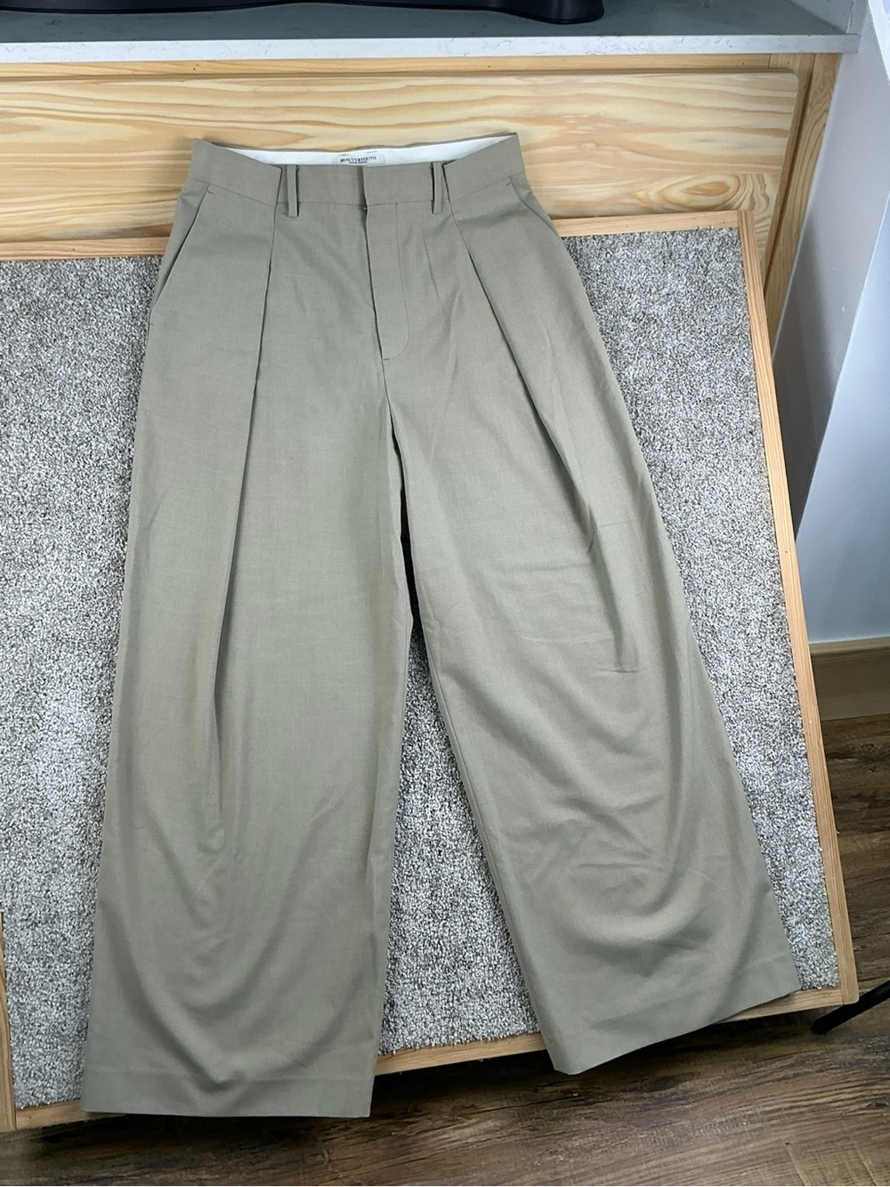 High-Rise Wide Leg Pleat Trousers in Khaki